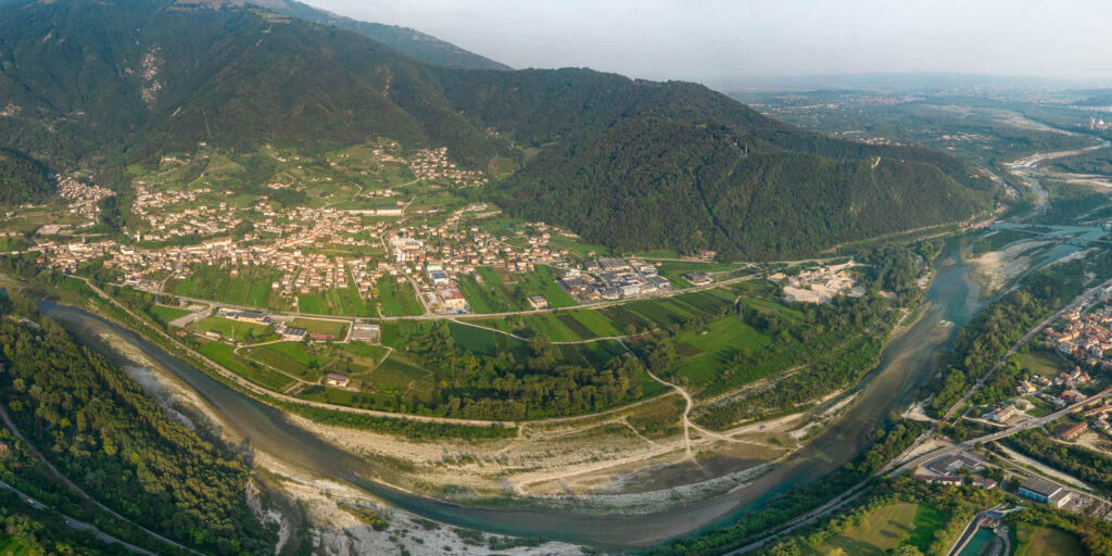 Veduta di Segusino tra fiume e collina