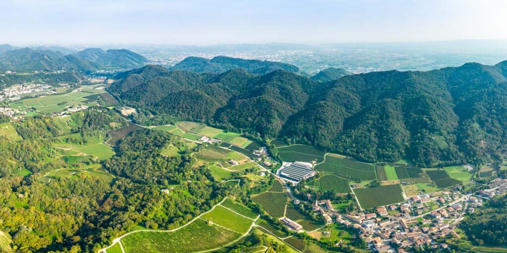 Veduta delle colline a Campea durante una giornata soleggiata, panorama naturalistico tra le montagne e la vasta vegetazione