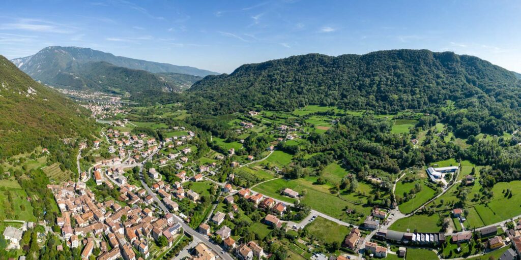 Veduta delle colline di Revine Lago verso est, panorama naturalistico con ricca vegetazione sulle montagne