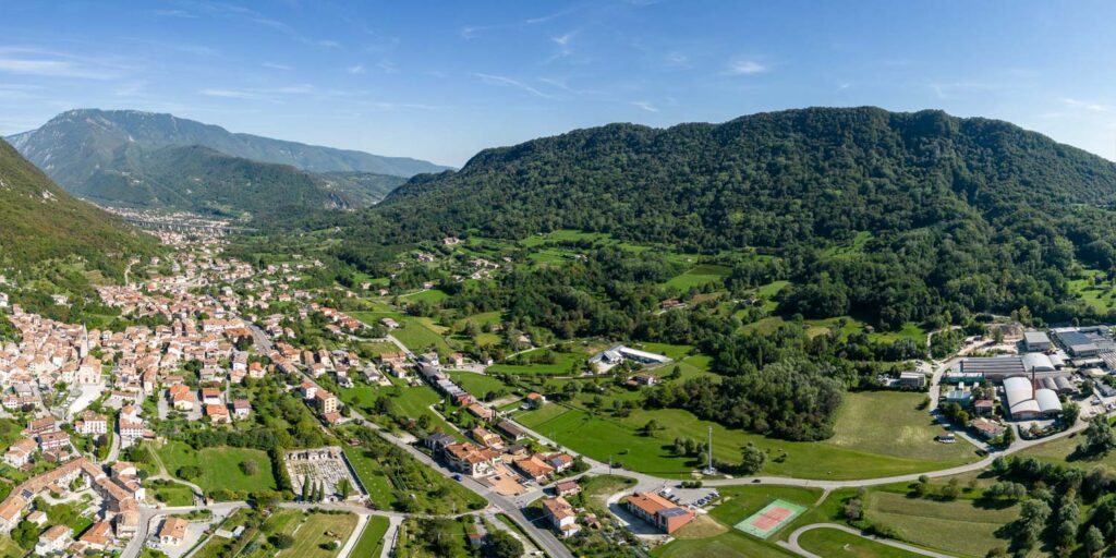 Veduta di Revine Lago, panorama naturalistico con ricca vegetazione sulle montagne