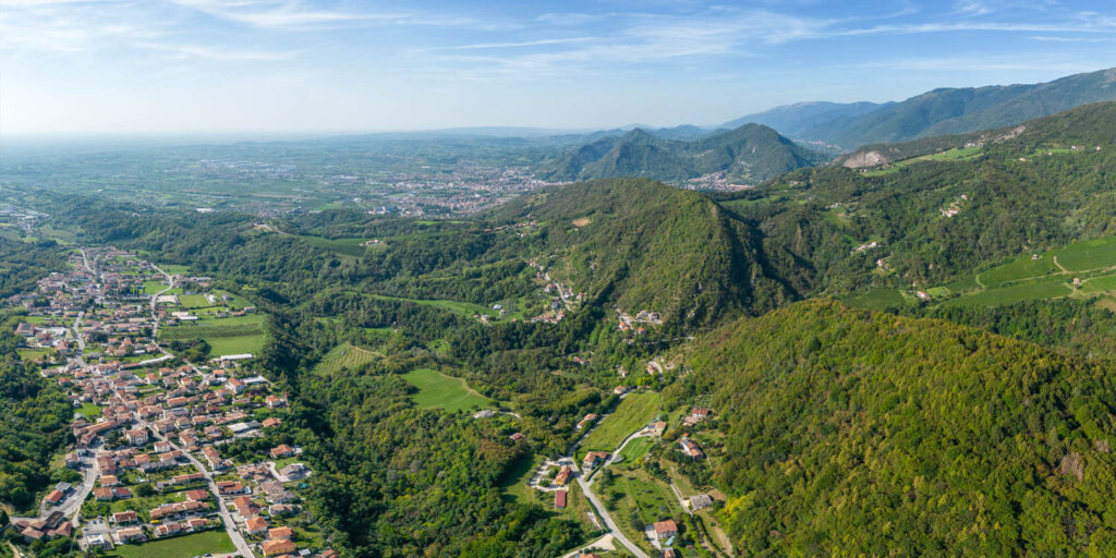Veduta di Fregona e del Parco delle Grotte del Caglieron
