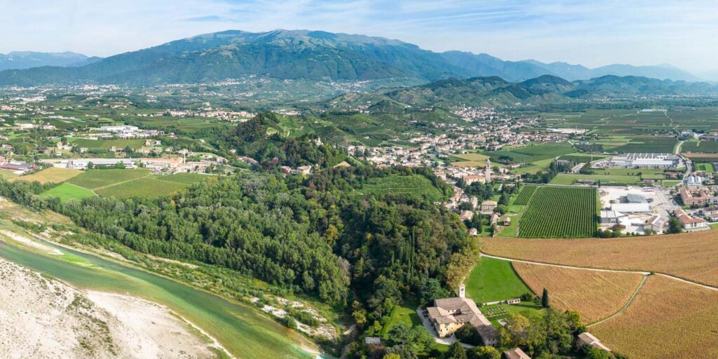 Veduta aerea di Vidor durante una giornata soleggiata